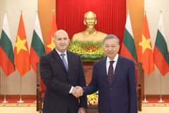 Le leader du PCV Tô Lâm (droite) et le président bulgare Roumen Radev. Photo: VNA