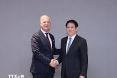 Le président de la République, Luong Cuong (droite), et John Denton, secrétaire général de la Chambre de commerce internationale (ICC). Photo: VNA