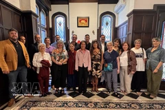 L’ambassadrice du Vietnam, Ngo Minh Nguyet, et les délégués. Photo: VNA