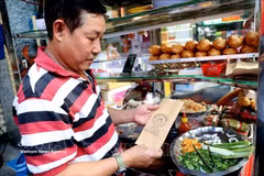 Le terme "bánh mì" est enregistré dans le dictionnaire Oxford depuis 13 ans, qui le décrit comme un célèbre plat vietnamien, créé avec du pain tranché et une garniture très riche composée du pâté, de la viande, des légumes, de la pimentade, des épices, ect. Photo: VNA