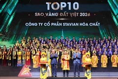 Deux cents entreprises exemplaires se sont vu attribuer, le 24 décembre au soir à Hanoi, l'"Étoile d'or du Vietnam 2024", lors d'une cérémonie marquant le 21e anniversaire de ce prix. Photo: VNA