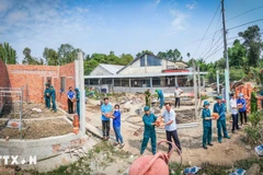 Tout le pays se mobilise pour éliminer les habitations précaires et délabrées. Photo: VNA