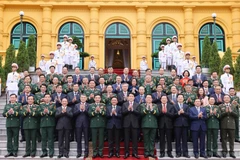 Le président de la République, Luong Cuong, et les délégués. Photo: VNA