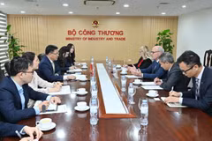 Le ministre vietnamien de l’Industrie et du Commerce Le Manh Hung travaille avec l’ambassadeur du Canada au Vietnam Jim Nickel. Photo: moit.gov.vn