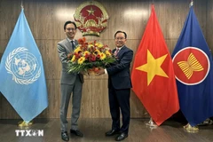L’ambassadeur Dô Hung Viêt (gauche) et l’ambassadeur Thongphane Savanphet. Photo: VNA