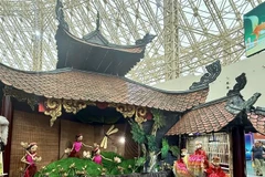 Conçu comme un « petit pavillon aquatique » et orné de marionnettes pleines de charme et d’esprit, le stand du Théâtre national de marionnettes du Vietnam s’est imposé comme l’un des points d’attraction culturels majeurs de la Foire d’automne 2025. Photo: VNA