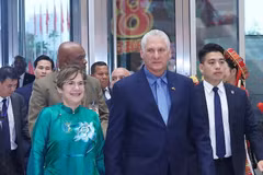 Le premier secrétaire du Comité central du Parti communiste cubain (PCC) et président cubain, Miguel Díaz-Canel Bermúdez et son épouse. Photo: VNA