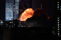 Un immeuble de Tel-Aviv touché par un missile iranien lancé vers le territoire israélien dans la soirée du 13 juin 2025. Photo: Xinhua/VNA