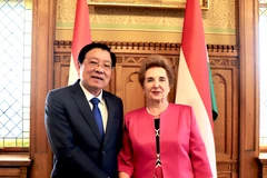 Phan Dinh Trac, membre du Politburo, secrétaire du Comité central (CC) du PCV et chef de la Commission centrale des affaires intérieures du PCV et Marta Mátrai, première vice-présidente de l'Assemblée nationale hongroise. Photo: VNA
