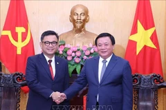 Le professeur et docteur Nguyên Xuân Thang, membre du Bureau politique, directeur de l’Académie nationale de politique Hô Chi Minh et président du Conseil central de théorie (droite) et le président de l’Académie nationale de résilience (Lembaga Ketahanan Nasional – LEMHANNAS) d’Indonésie, le docteur Ace Hasan Syadzily. Photo: VNA