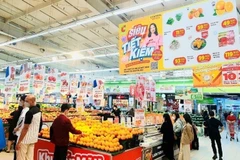 Les supermarchés et entreprises mettent en œuvre de nombreuses promotions dans le cadre du Programme de stabilisation du marché des produits de consommation nécessaires pour l'année 2025. Photo: hanoimoi.vn