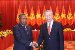 Le secrétaire général du Parti Tô Lâm (droite) et Jorge Inocencio Dombolo, membre du Bureau politique du Mouvement populaire de libération de l'Angola (MPLA). Photo: VNA