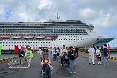 Le 19 février (soit le 3e jour du Nouvel An lunaire), le paquebot international Adora Mediterranea a jeté l’ancre au port de Chân Mây, ville centrale de Huê. Photo: VNA