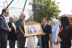 L'ambassadeur du Vietnam, Trân Quôc Khanh, remet à Djamel Belamou, président du quartier Rais Hamidou où se trouve l'avenue Hô Chi Minh à Alger, une photo de l'Oncle Ho recevant une délégation algérienne en visite au Vietnam en 1958. Photo: VNA