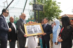 L'ambassadeur du Vietnam, Trân Quôc Khanh, remet à Djamel Belamou, président du quartier Rais Hamidou où se trouve l'avenue Hô Chi Minh à Alger, une photo de l'Oncle Ho recevant une délégation algérienne en visite au Vietnam en 1958. Photo: VNA