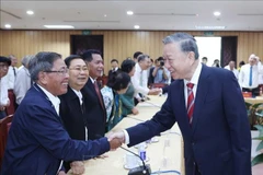 Le secrétaire général du Parti, Tô Lâm rencontre d’anciens hauts dirigeants du Parti et de l’État, ainsi que des intellectuels, des scientifiques, des artistes et des écrivains résidant dans le Sud. Photo: VNA