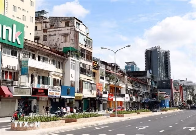 Le trottoir de la rue Lê Loi à Hô Chi Minh-Ville, reliant la rue piétonne Nguyên Huê au marché de Bên Thành. Photo : VNA