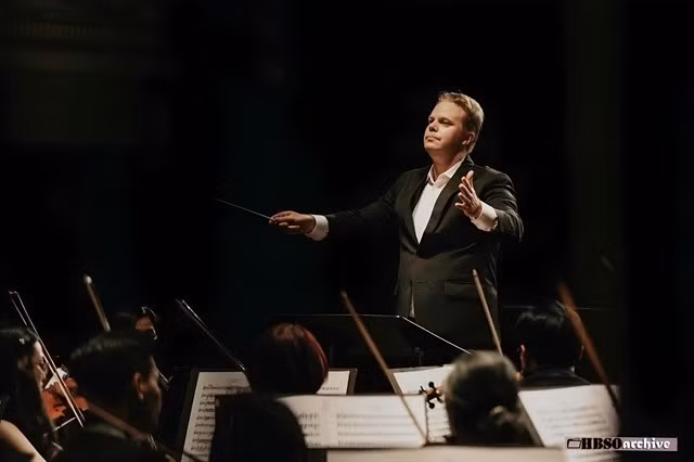 Le chef d'orchestre finlandais Kalle Kuusava dirigera le concert célébrant les grands compositeurs Tchaïkovski, Moussorgski et Bartók à l'Opéra de Saïgon le 20 juin. (Photo : Courtoisie de HBSO)