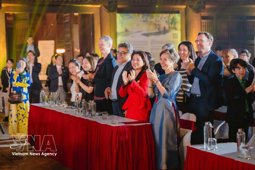La cheffe de mission de l’Ambassade de Pologne au Vietnam, Joanna Skoczek, participe à un événement culturel vêtue de l’ao dai. Photo : VNA