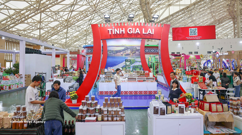 Les produits emblématiques des Hauts Plateaux du Centre (Tây Nguyên) sont présentés au public et aux visiteurs lors de la Foire. Photo : VNA