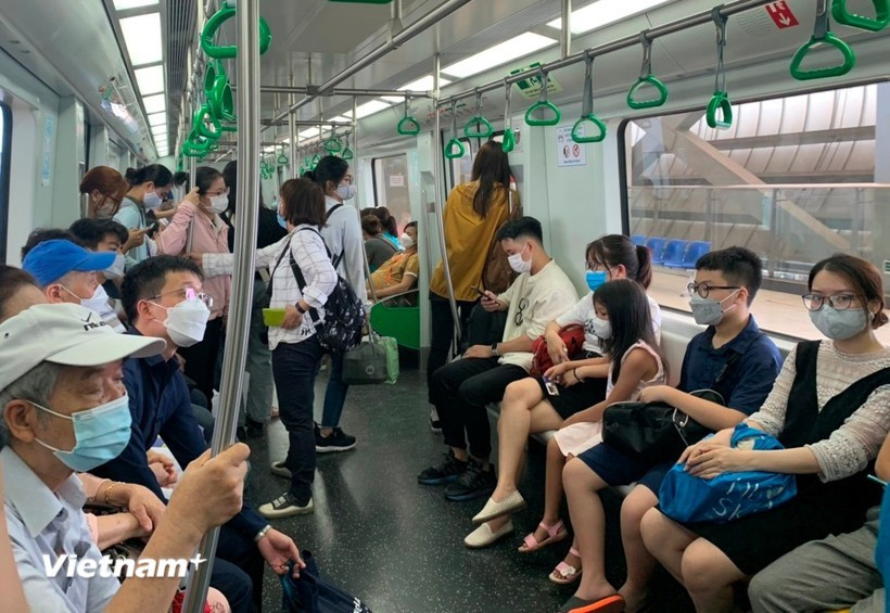 Des passagers empruntent la ligne de métro léger Cat Linh – Ha Dong à Hanoï. (Photo : VNA)