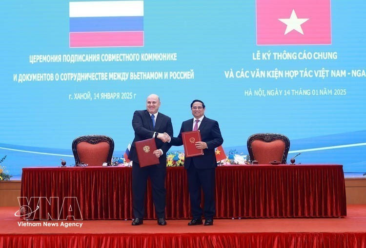 Le Premier ministre vietnamien Pham Minh Chinh et son homologue russe Mikhaïl Vladimirovitch Michoustine signent un communiqué conjoint sur les résultats de la visite officielle du Premier ministre russe au Vietnam (Hanoï, 14 janvier 2025). Photo : VNA