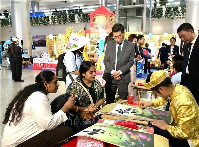Hô Chi Minh-Ville présente la culture vietnamienne aux visiteurs étrangers. Photo : VNA