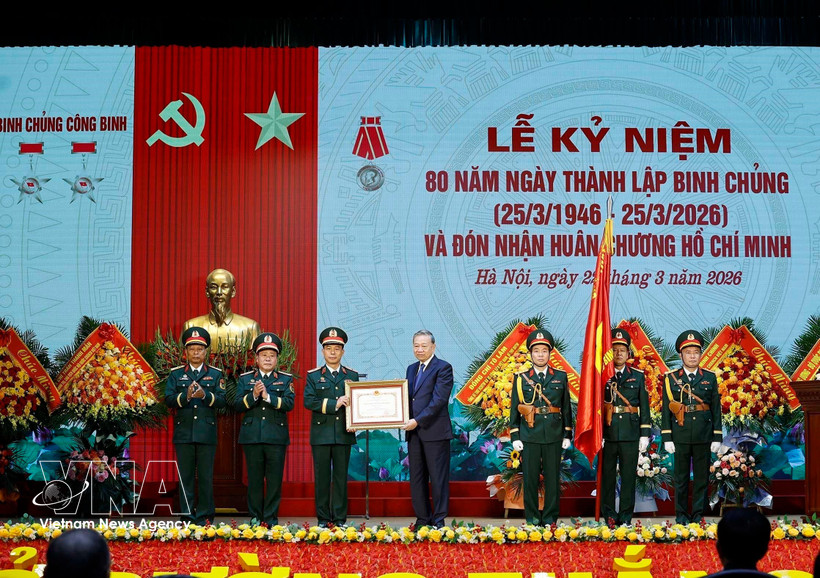 Le Secrétaire général Tô Lâm remet l’Ordre Hô Chi Minh, haute distinction de l’État récompensant ses contributions particulièrement remarquables tout au long de développement, de combats et de maturation du Génie militaire du ministère de la Défense. Photo : VNA