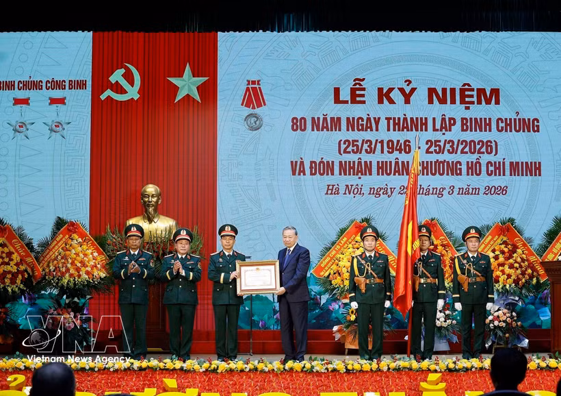Le Secrétaire général Tô Lâm remet l’Ordre Hô Chi Minh, haute distinction de l’État récompensant ses contributions particulièrement remarquables tout au long de développement, de combats et de maturation du Génie militaire du ministère de la Défense. Photo : VNA