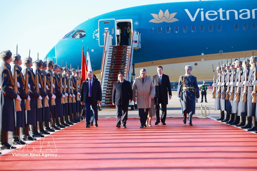 La cérémonie officielle d’accueil du Premier ministre Pham Minh Chinh s’est tenue solennellement à l’aéroport international Vnukovo 2. Photo : VNA