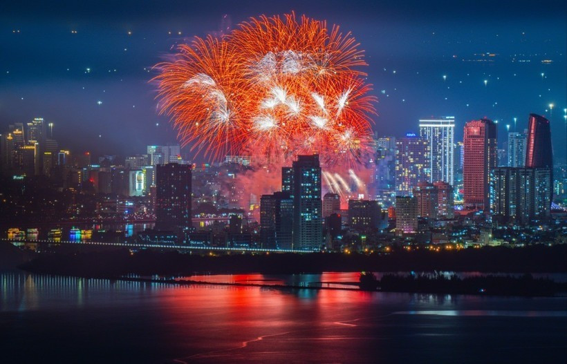 La ville de Da Nang dévoile sa beauté moderne sous un ciel embrasé par les feux d’artifice. Photo : VNA