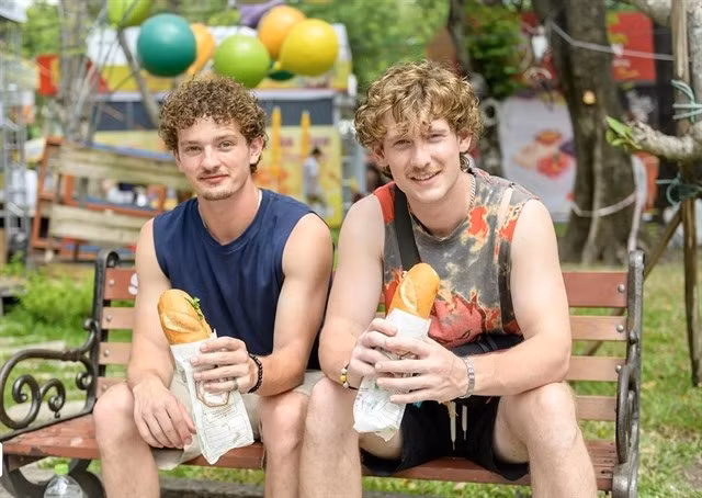 Des touristes américains dégustent des sandwichs bánh mì lors du 4e Festival du Bánh mì à Hô Chi Minh-Ville, le 23 avril. Photo znews.vn