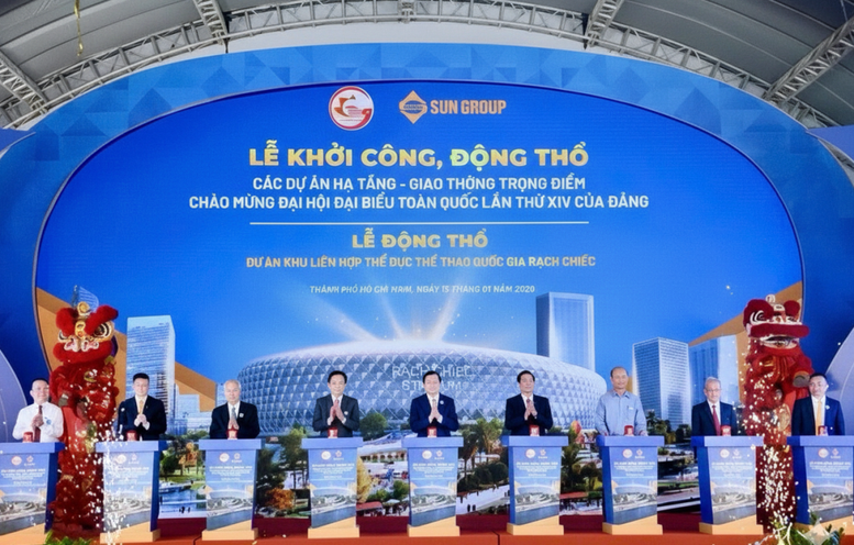 Les délégués à la cérémonie de pose de la première pierre du projet du Complexe national des sports de Rach Chiec. Photo : VNA