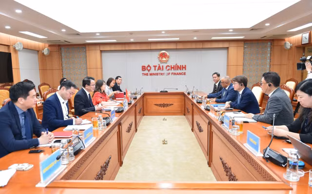 Lors de la séance de travail entre le vice-ministre des Finances, Tran Quoc Phuong, et Kim Dongil, directeur de la Banque asiatique de développement (BAD) représentant la République de Corée, la Papouasie-Nouvelle-Guinée, le Sri Lanka, Taipei (Chine), l'Ouzbékistan, le Vanuatu et le Vietnam. (Photo : Ministère des Finances)