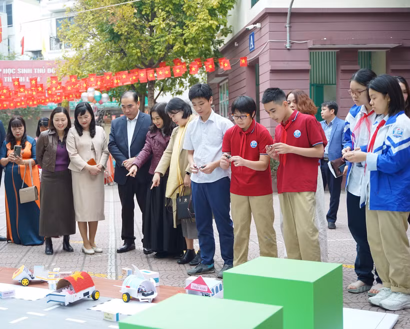 Les élèves présentent des maquettes STEM lors de l’événement. (Photo : PV/Vietnam+) 