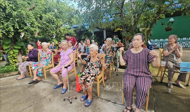 Des personnes âgées sont prises en charge à l’Institut Tâm An, à Hô Chi Minh-Ville. Photo ; VNA