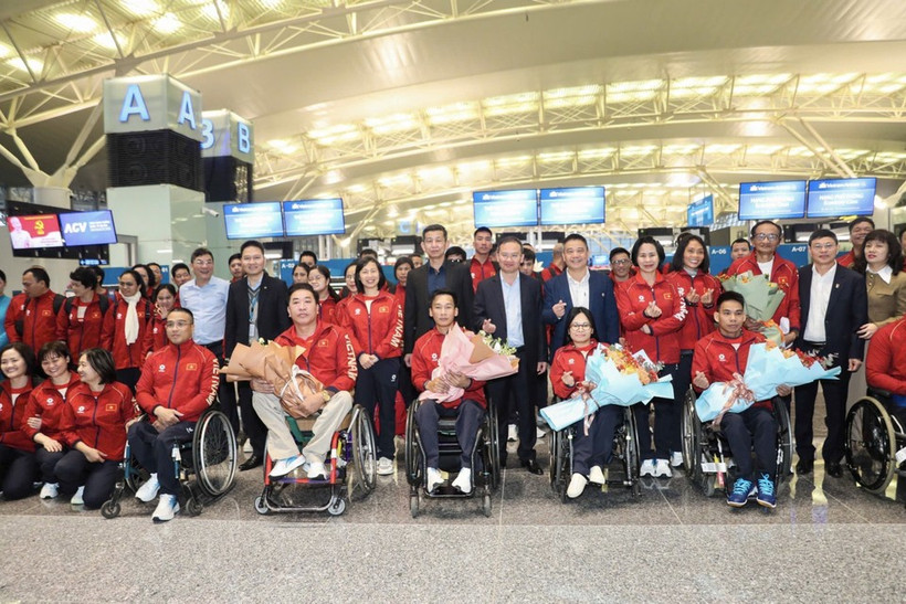 Les responsables de l’Administration vietnamienne des sports accompagnent la délégation lors de son départ à l’aéroport international de Nội Bài.