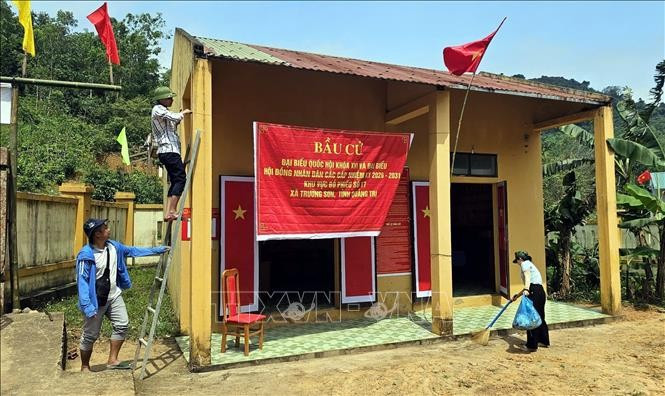 Des habitants de l’ethnie Bru-Vân Kiều du village de Nuoc Dang, commune de Truong Son (province de Quang Tri), décorent le bureau de vote afin de se préparer au scrutin anticipé prévu le 8 mars. Photo : VNA