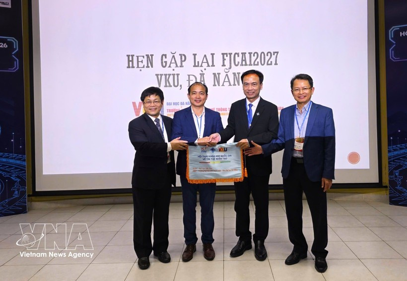 Le comité d'organisation remet le drapeau hôte de la conférence de l'année prochaine à l'Université Vietnam-R. de Corée des technologies de l'information et de la communication, rattachée à l'Université de Da Nang. (Photo : VNA)