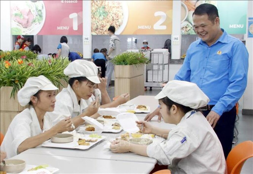 Prendre soin des repas de cantine des ouvriers contribue à stabiliser les relations de travail et à bâtir un environnement professionnel harmonieux et durable. Photo / VNA