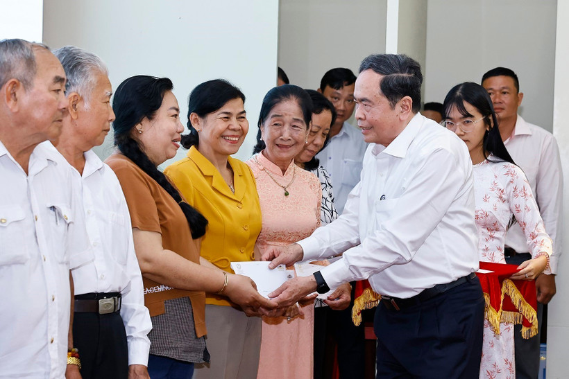 Le président de l’Assemblée nationale, Trân Thanh Mân, offre des cadeaux aux familles bénéficiaires de politiques sociales dans le quartier de Binh Thuy, à Cân Tho. Photo : VNA