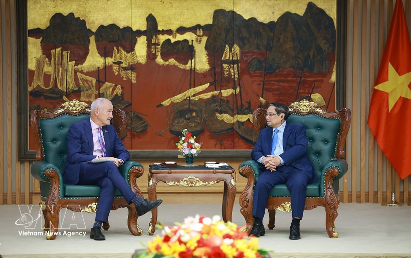 Le Premier ministre Pham Minh Chinh (à droite) et le président et vice-chancelier de l'université RMIT, le professeur Alec Cameron, lors de leur rencontre le 2 avril (Photo : VNA)