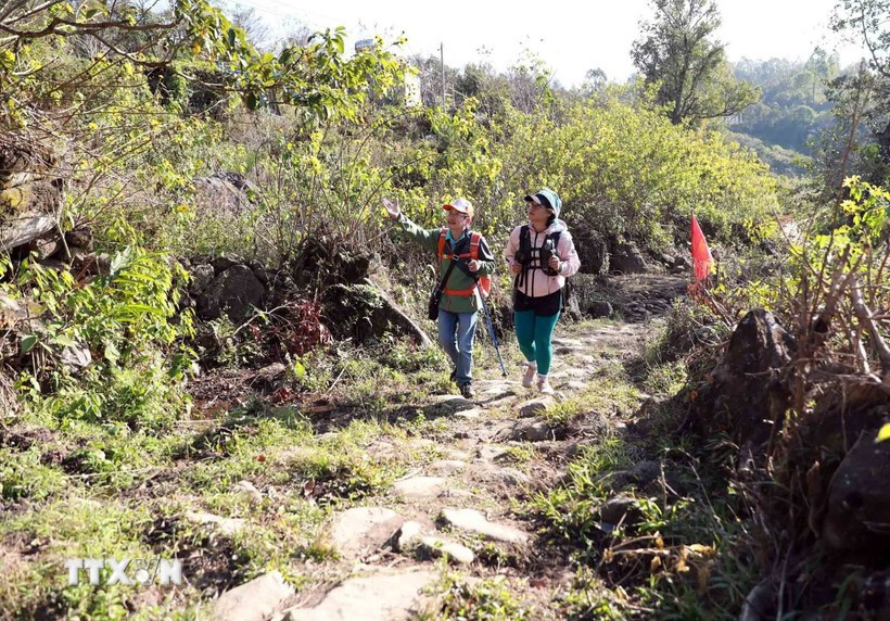 L’ancienne route pavée Pavi reliant la commune de Sin Suôi Hô (province de Lai Châu) à la commune de Dền Sáng (province de Lào Cai). Photo : VNA