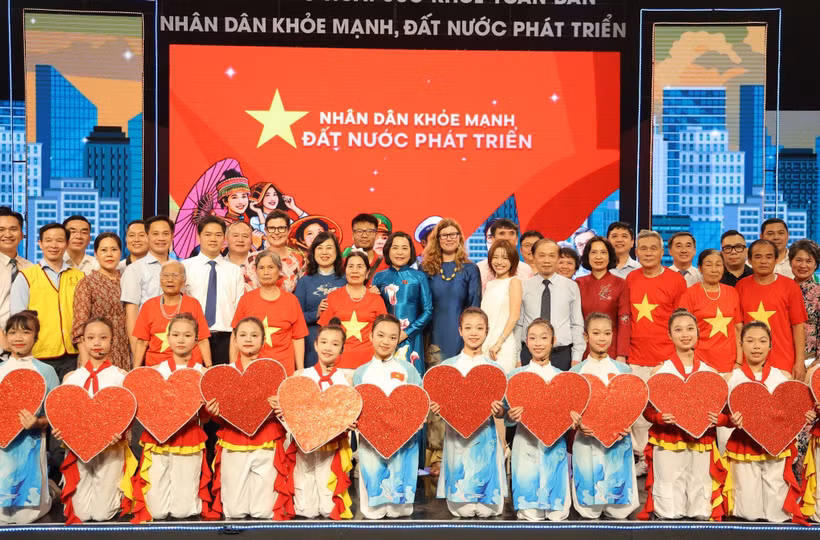 La vice-présidente de l’Assemblée nationale Nguyen Thi Thanh, la ministre de la Sané Dao Hong Lanet les délégués lors de l'événement. Photo d'illustration : Nhan dan.vn