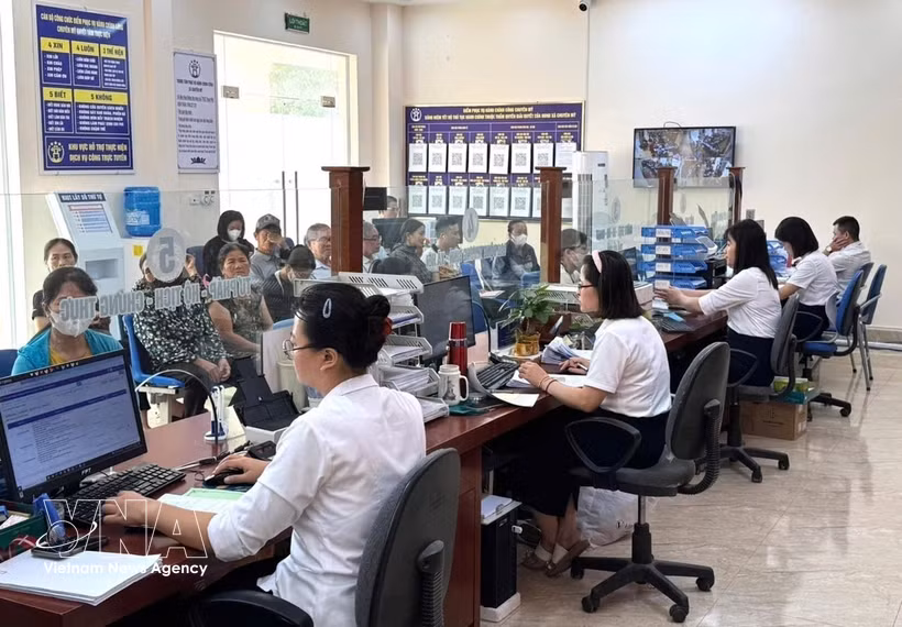 Des cadres et fonctionnaires de la commune de Chuyên My, à Hanoï, servent la population avec dévouement et facilitent les démarches des habitants. Photo : VNA