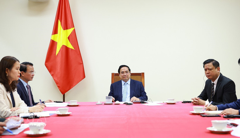 Le Premier ministre Pham Minh Chinh (Centre) s’entretient par téléphone avec le remier ministre et ministre des Affaires étrangères de l’État du Qatar, Sheikh Mohammed bin Abdulrahman bin Jasim Al-Thani. Photo : VNA