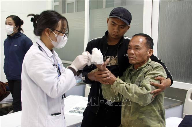 Des médecins et infirmiers du Centre d’urgence et de transport 115 de l’Hôpital général n°1 de Bac Ninh prodiguent les premiers secours à un patient. Photo : VNA