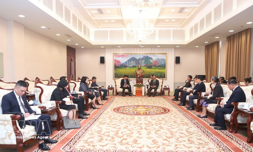 Lors de la rencontre entre le vice-ministre vietnamien des Affaires étrangères, Nguyen Manh Cuong, et Vilay Lakhamphong, membre du Politburo et membre permanent du Secrétariat du Comité central du Parti révolutionnaire populaire lao. Photo : VNA
