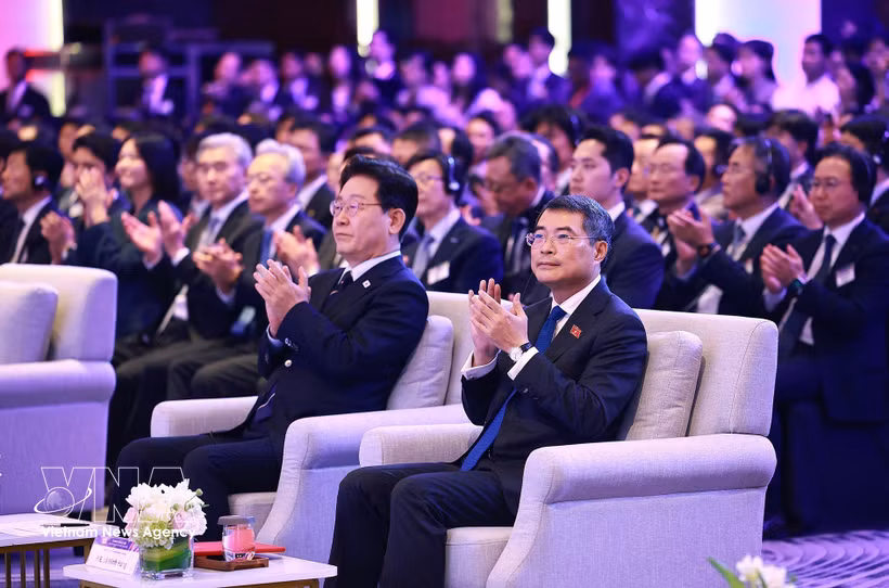 Le Premier ministre Lê Minh Hung et le président Lee Jae Myung lors du Forum économique Vietnam – République de Corée. Photo : VNA