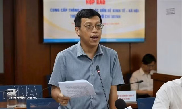 Nguyen Hoang Anh, chef adjoint de la Division des politiques générales du département des finances municipal, prend la parole lors du point de presse. (Photo : VNA)